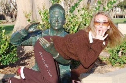 funny pose, enjoy the molestation, woman and statue
