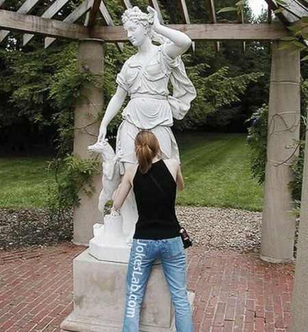 funny lesbian sucking a statue
