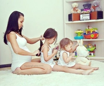 combing-hais-mother-and-daughters