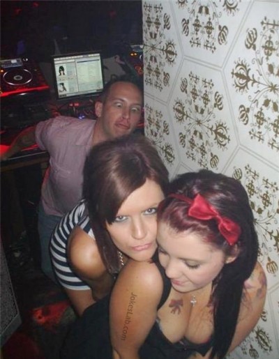 funny-man-with-two-girls