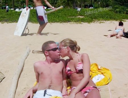 beach-photo-bomb-man-big-penis-and-couple-kissing